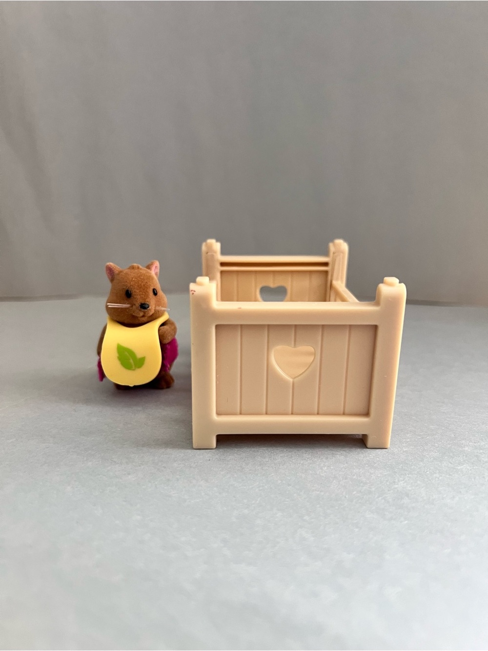 Lil Woodzeez Babeez Series 1 Lilli Squirrel Figure + Crib